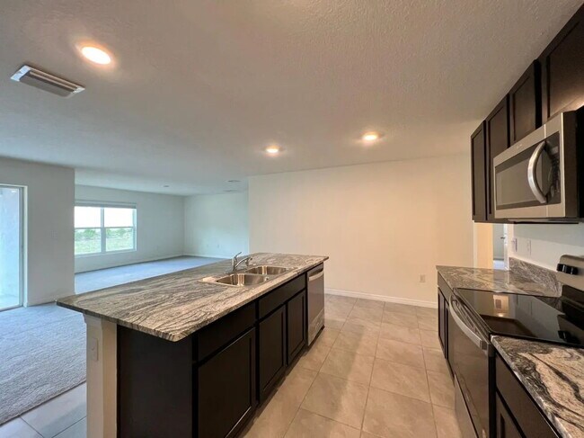 Building Photo - **AVAILABLE AUGUST 1** Charming 3-Bedroom ...