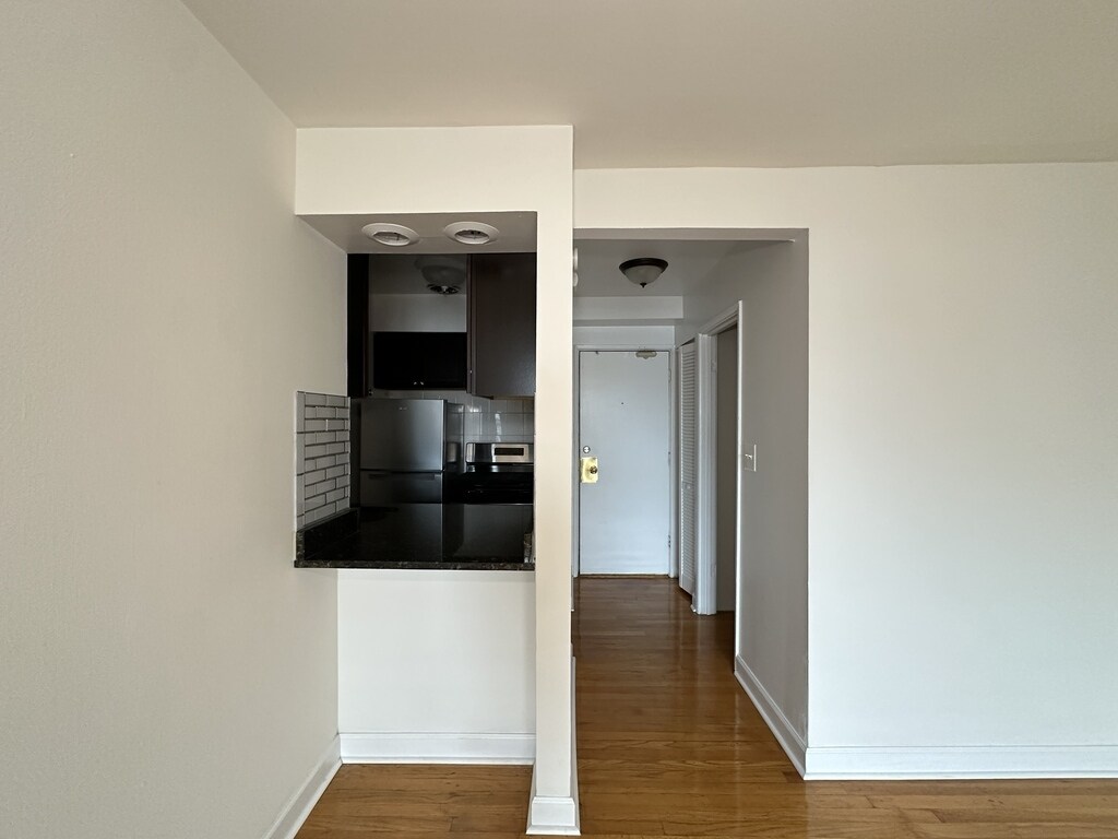 Building Photo - 6830 N Sheridan Rd