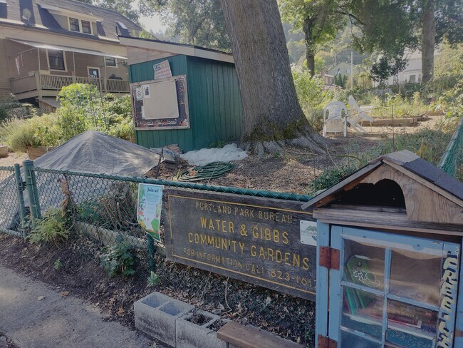 Building Photo - Bee House