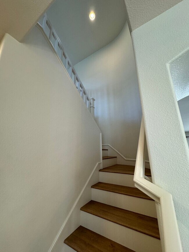 Building Photo - 4 Bedroom + Utility Room / 3.5 Bath Home F...