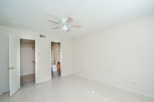 Building Photo - 9700 Leawood Blvd