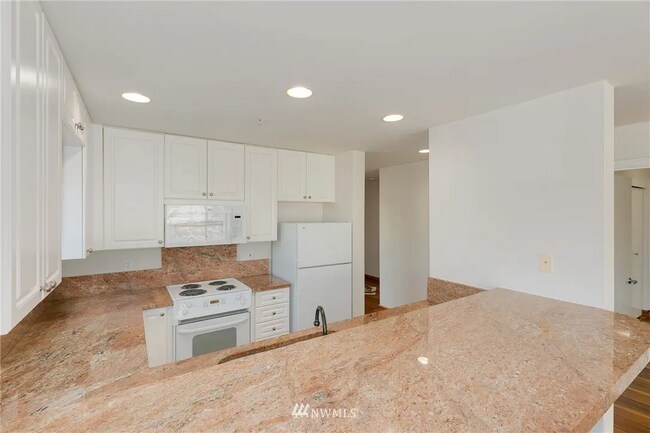 Kitchen - 321 10th Ave S