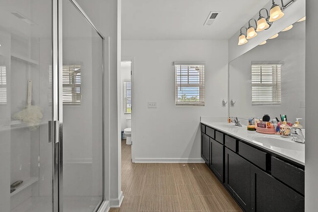 Building Photo - 1102 Lossie Ln