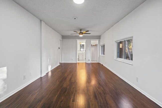 Building Photo - Comfortable Oakland Park Living - 3BR with Outdoor Space