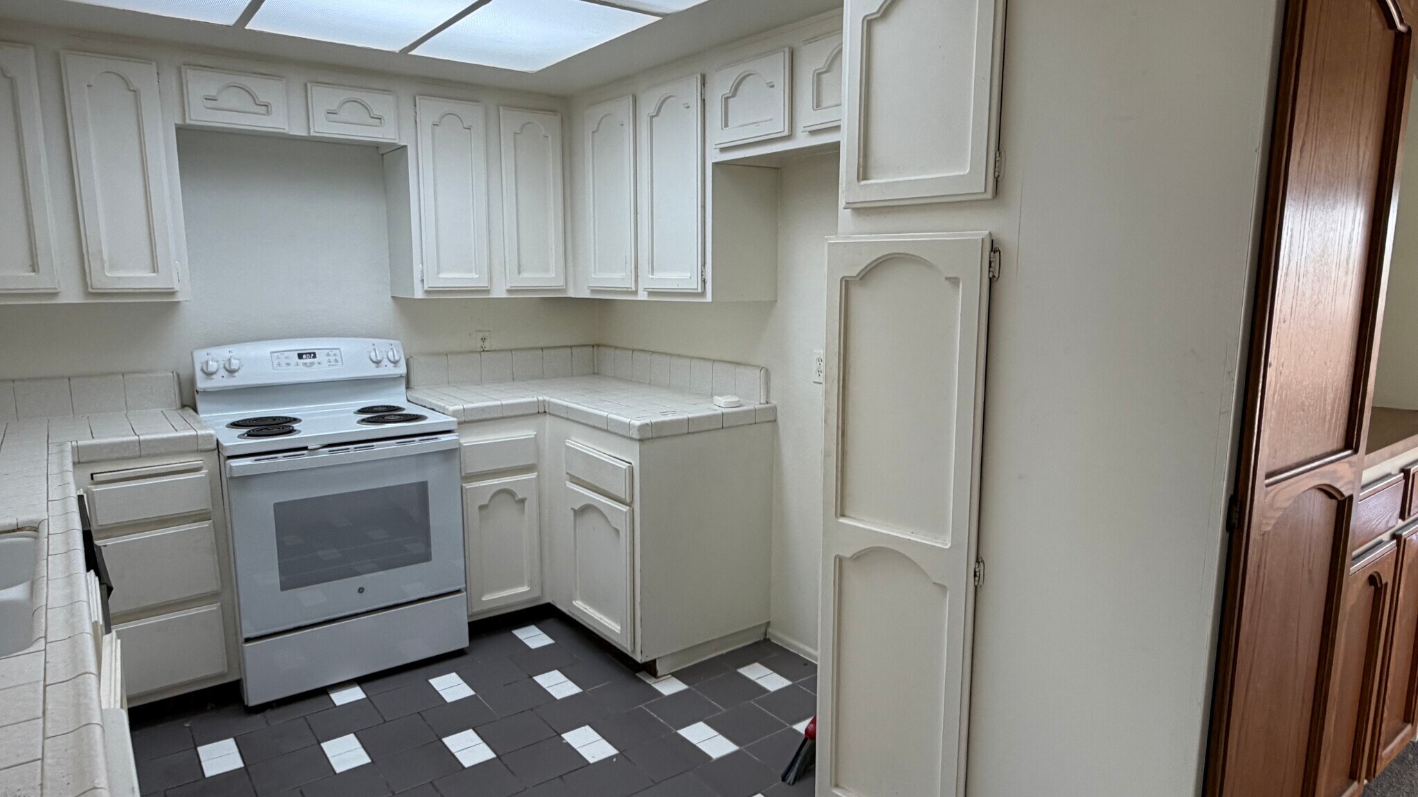 Building Photo - 2805 E 3rd St