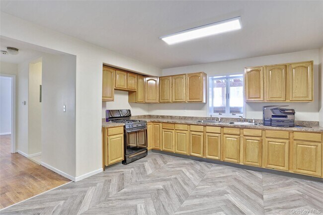 Building Photo - 160 Saddle River Rd