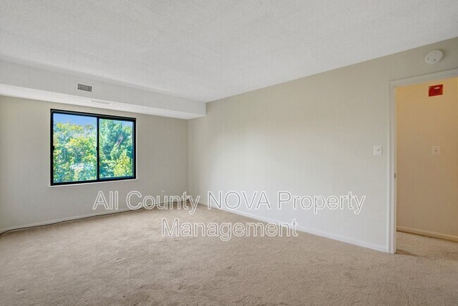 Building Photo - 3800 Powell Ln