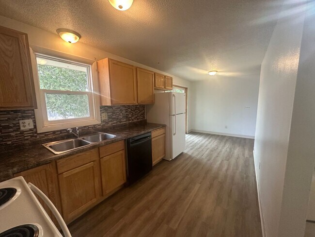 Building Photo - Three bedroom, Two bathroom home located i...