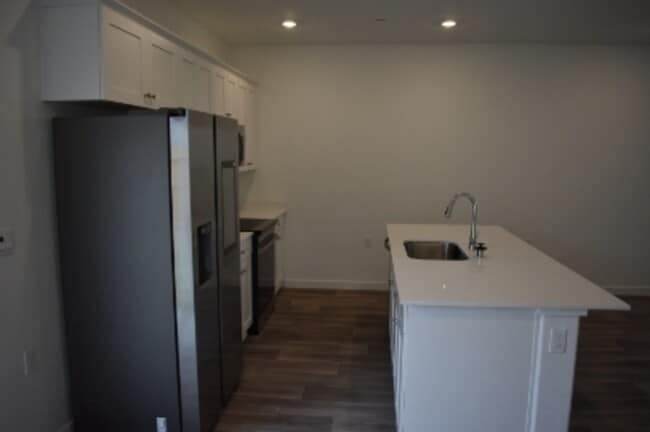 Building Photo - 4472 N San Miguel Ave