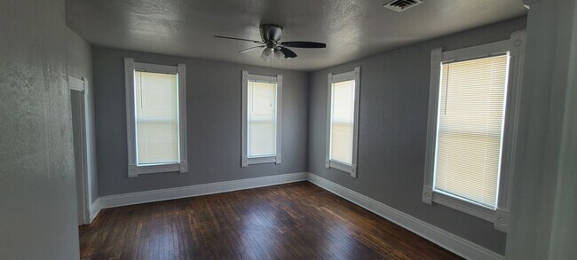 Building Photo - 2321 Ashland Ave