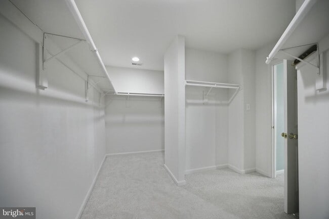 Building Photo - 20 Pinehurst Ln