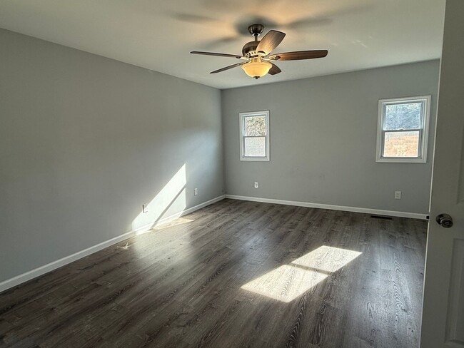 Building Photo - Private 3 bed 2bath house in North Johnson City! - Available NOW