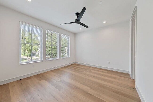 Building Photo - 917 E 37th St