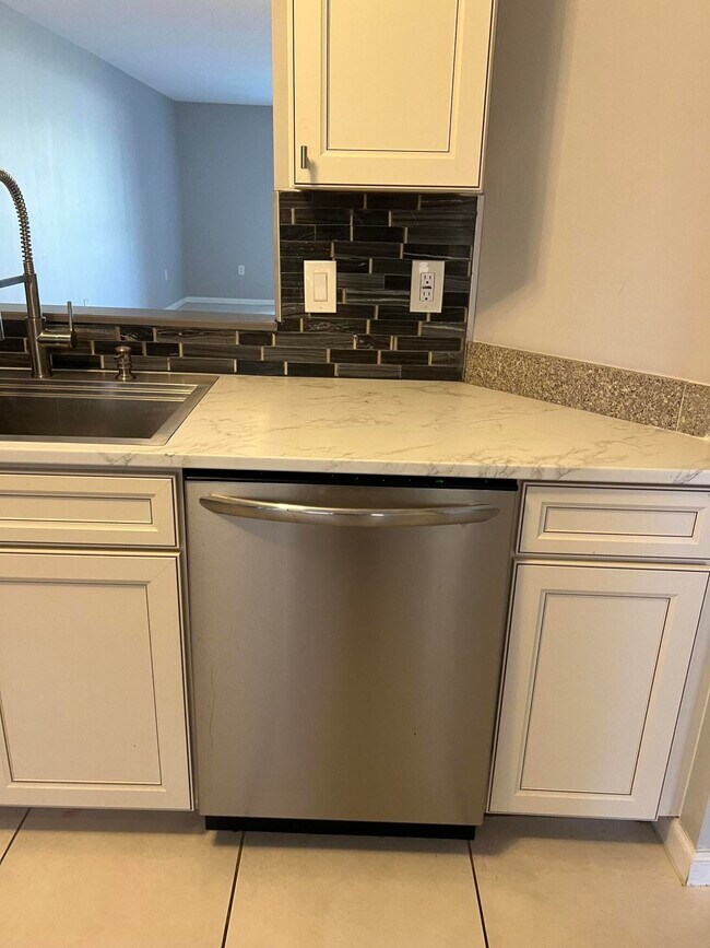 Building Photo - 5951 Regal Glen Dr