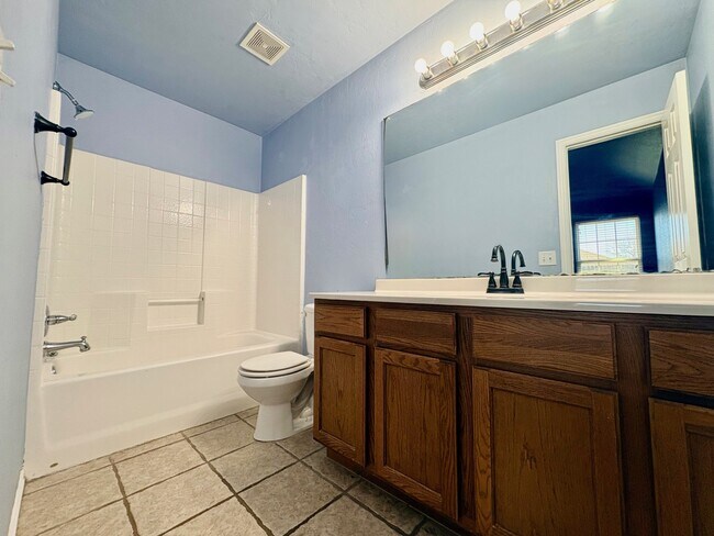 Building Photo - 806 Beaumont Square