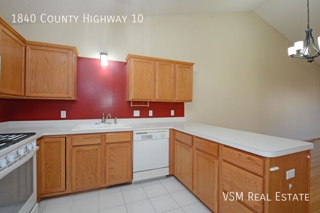 Building Photo - AVAILABLE NOW! Spacious 2 Bed, 2 Bath Town...