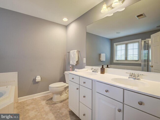 Building Photo - 8410 Chaucer House Ct