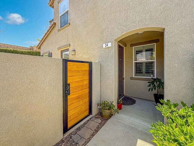 Building Photo - 3 bed, 2 1/2 bath townhome in sought-after Oak Terrace community