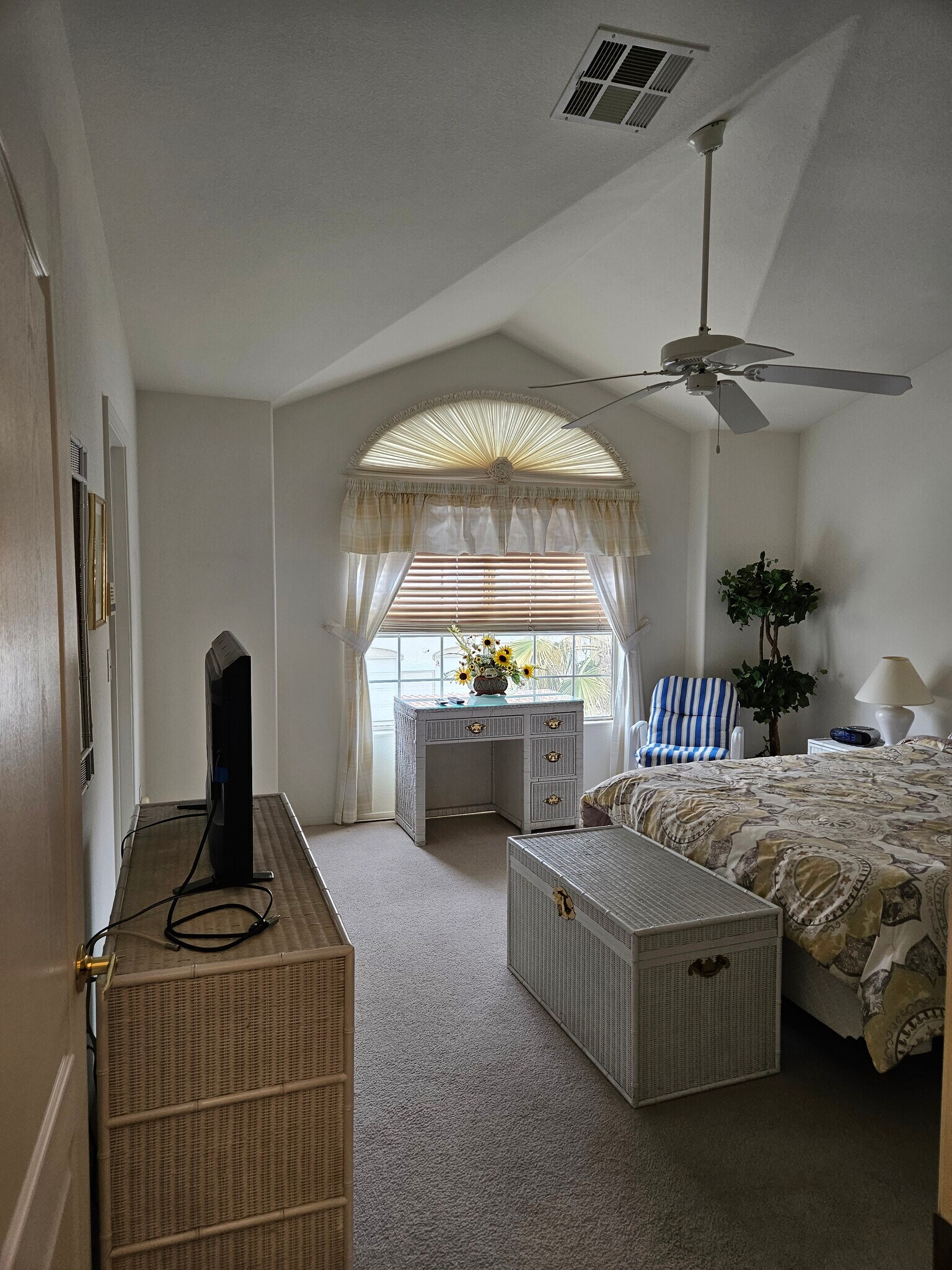 Primary bedroom - 5252 Sunny Beach Ln