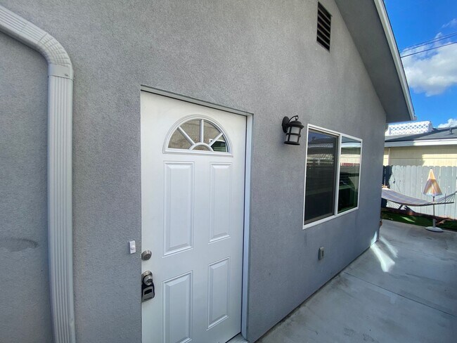 Building Photo - One Story 4BD/2BA w/ Private Yard!! (Lease...