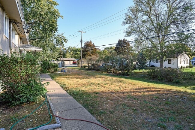 Building Photo - Spacious 2BR/1Bath Available Now!