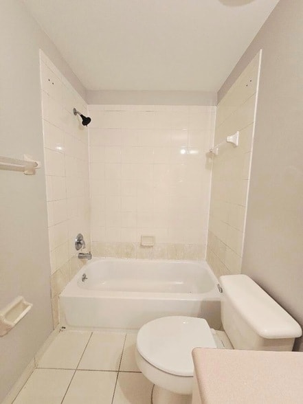 Building Photo - 329 River Bluff Ln