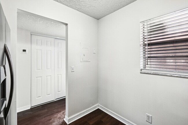 Building Photo - 12012 Greenway Cir S