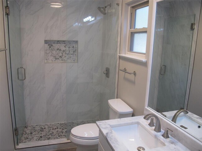 Building Photo - 3504 Roanoke Dr