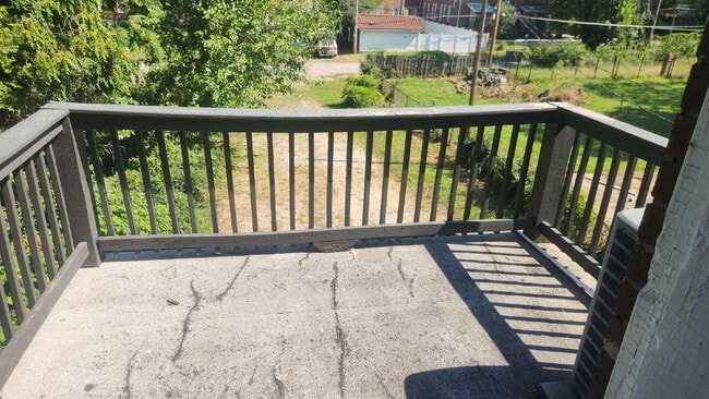 Building Photo - "Cozy 2-Bedroom Duplex in the Heart of St....