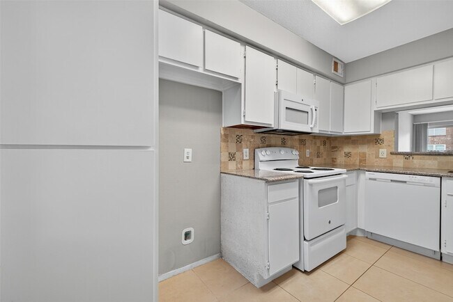 Building Photo - 18800 Egret Bay Blvd