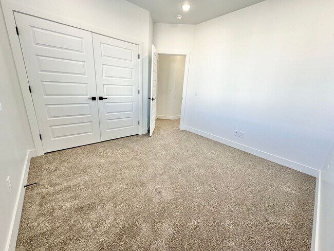 Building Photo - PET FRIENDLY!! HURRICANE TOWNHOME!