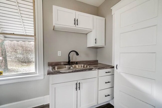 Building Photo - Updated 3 Bed 1 Bath in Price Hill!