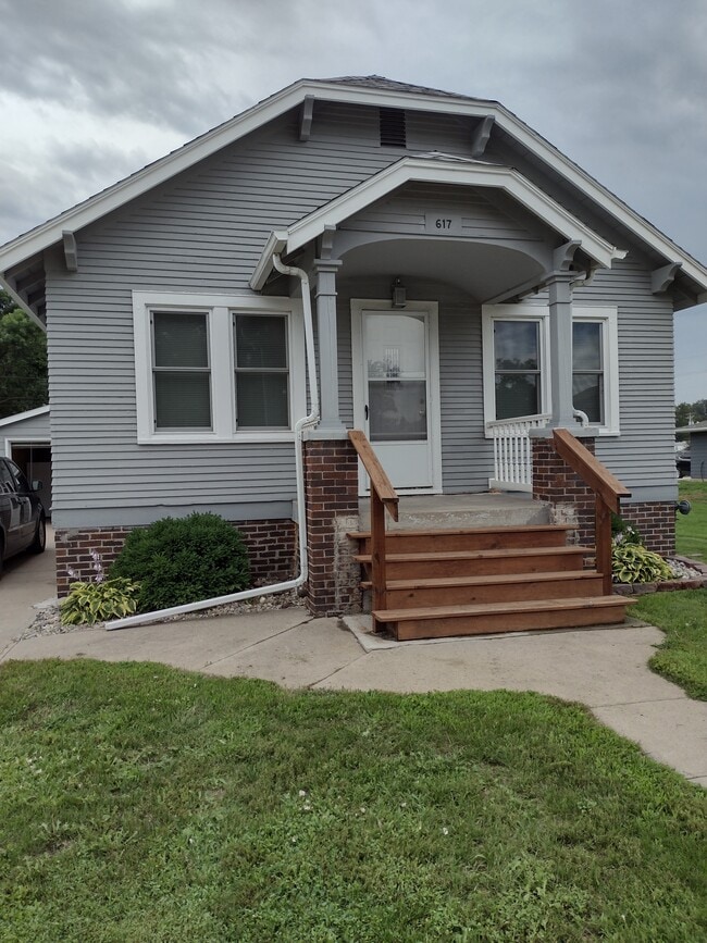 Building Photo - 617 Elm Ave