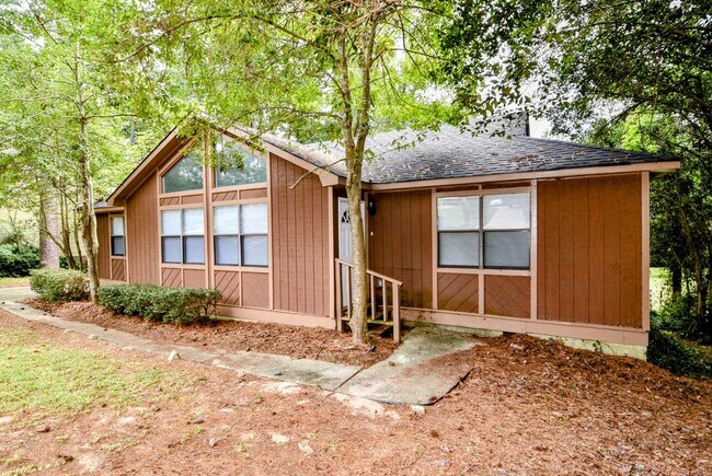 Building Photo - 3 bed/2 bath in Lakeside School District, with rear deck!