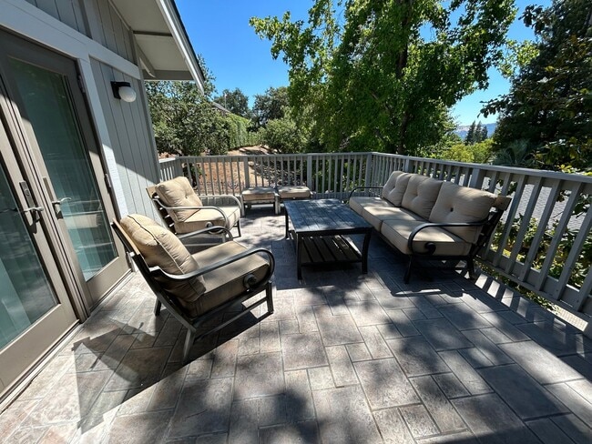 Building Photo - Must See Spacious Alamo 4BR Home with Remo...