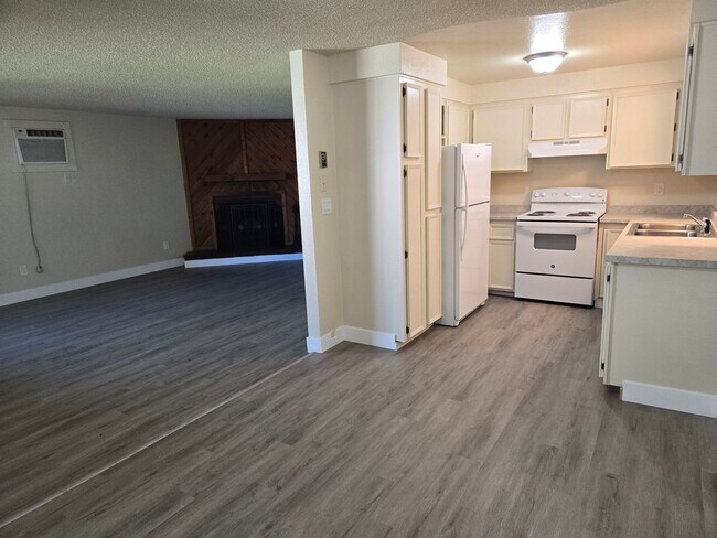 Building Photo - Newly remodeled 3 bedroom 2 bath