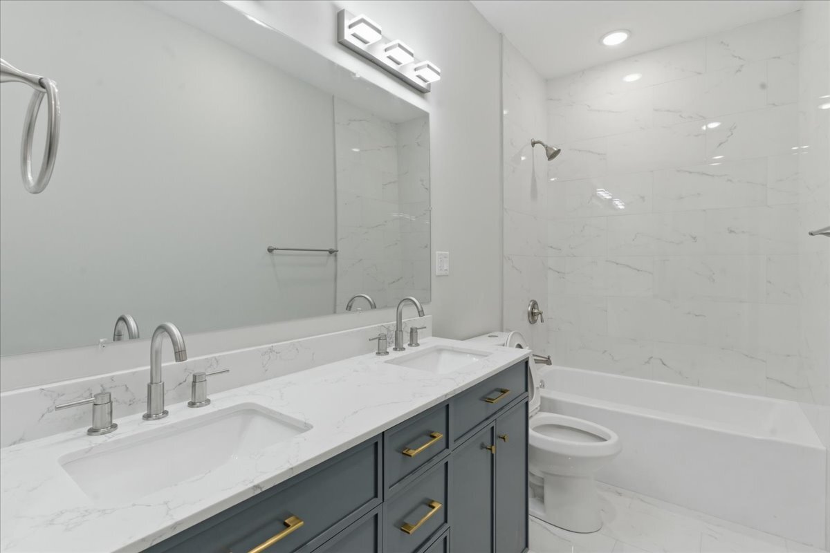 Building Photo - 6222 S King Dr