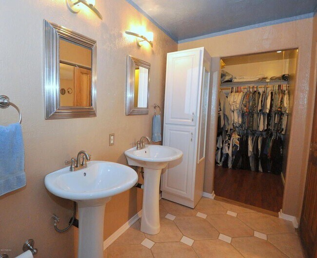 Building Photo - 2057 Heavenly Pl