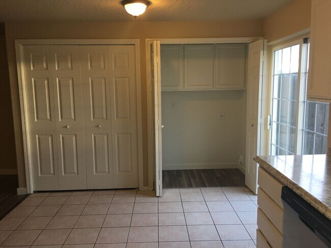 Building Photo - Updated Duplex -3 Bedroom 1.5 Bath - 4886 ...