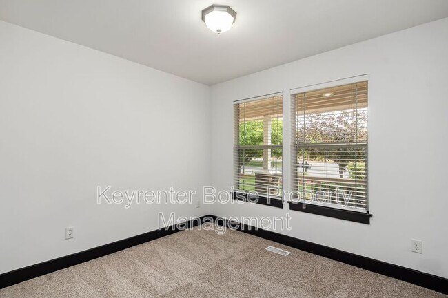 Building Photo - 8333 N Duncan Ln