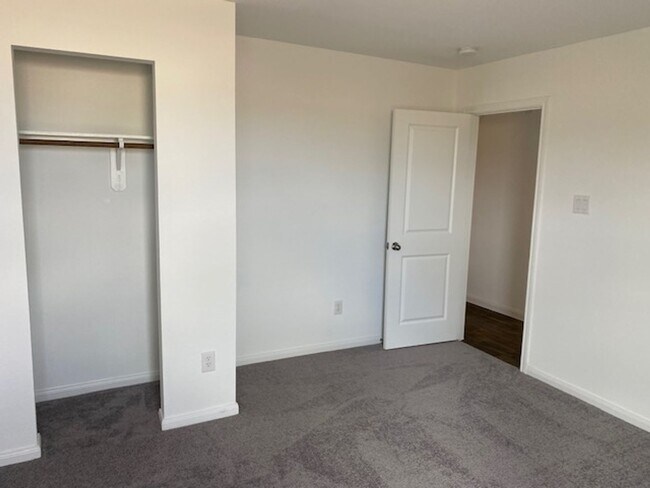 Building Photo - Stunning 3 bedroom, 2 bath home with a del...