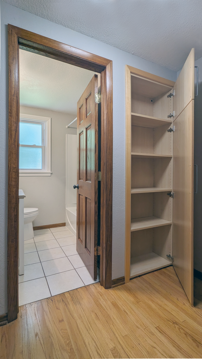 Building Photo - 117 19th St SE