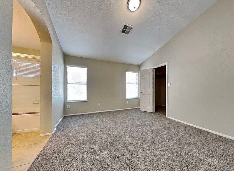 Building Photo - 5709 Heatherwood St