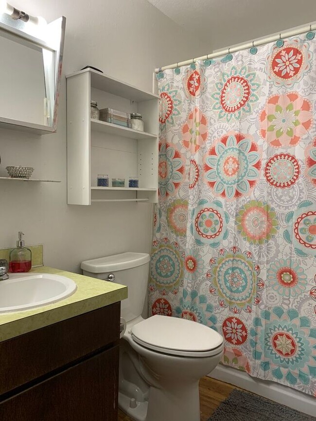 Building Photo - 2 Bed/1 Bath - Pool, Fireplace, Laundry Fa...