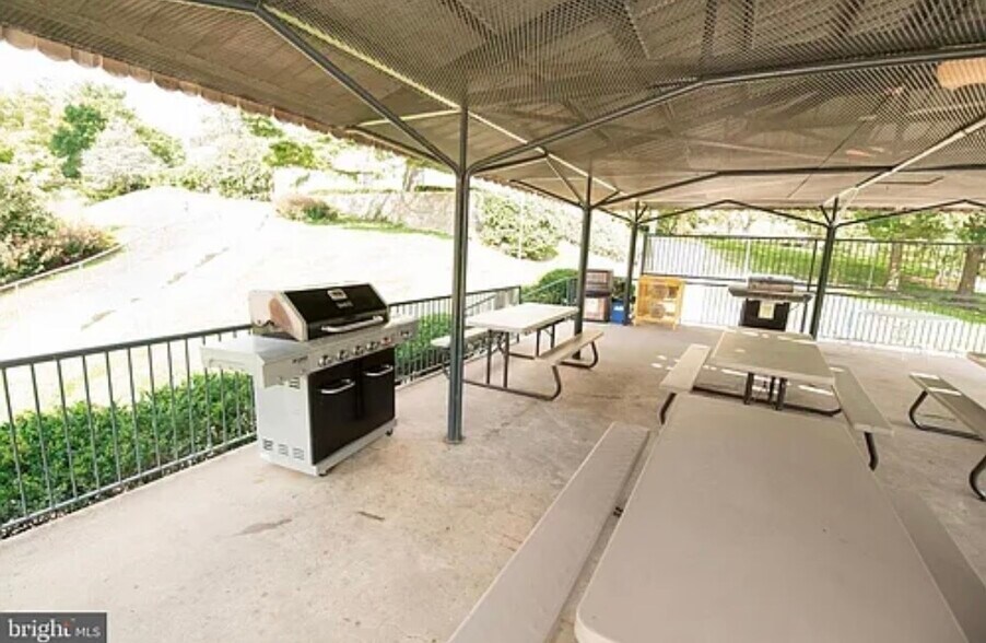 Barbecue area - 10506 Weymouth St