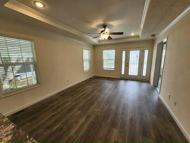 Building Photo - 513 Eland Dr