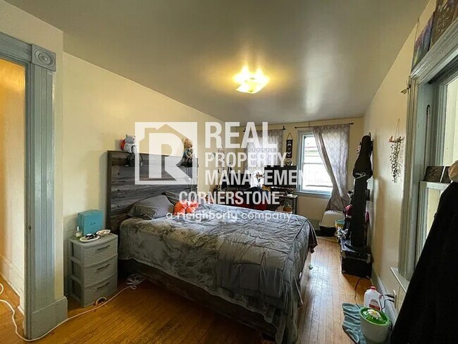 Building Photo - 808 W Kalamazoo Ave