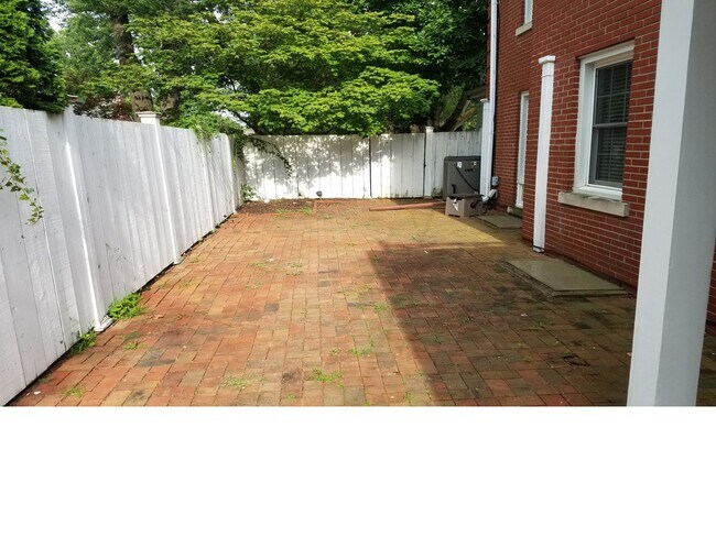 Building Photo - Charming Corner Lot Home Near U of I