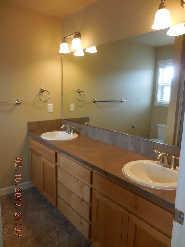 Building Photo - Rent Reduction! End Unit - Hawks Prairie Townhome