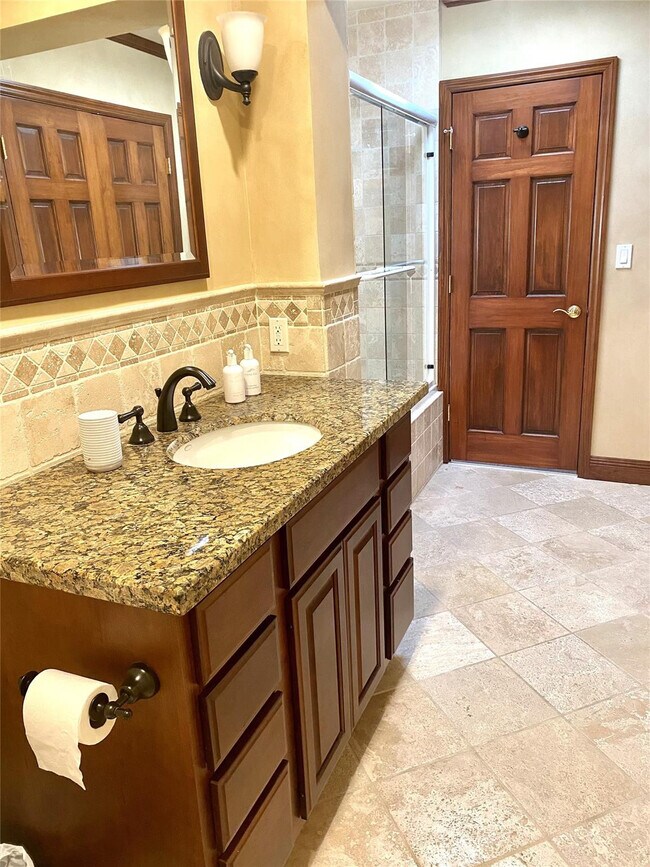 Building Photo - 1612 E Lake Dr